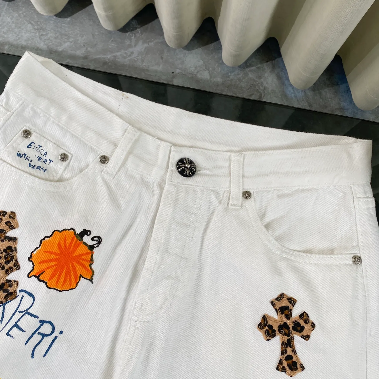 P240 CH Chromehearts 2025 new Mattyboy hand-painted custom CH painted graffiti leopard print cross patchwork leather jeans jeans jeans top ceiling quality styles with different washed textures, very friendly to people with thin legs and thick legs, the straight and loose version is very flattering to the leg shape. Timeless and moderate length, easy to match with casual, basic styling for various styles, a must-have in the wardrobe! The fabric is stiff but also makes the upper body soft without losing texture. The washing process is even more perfect. It is a must-have item for everyone! ! ! Washed wheat, hang tag, pants label, three complete labels, color: white, size: 28, 30, 32, 34